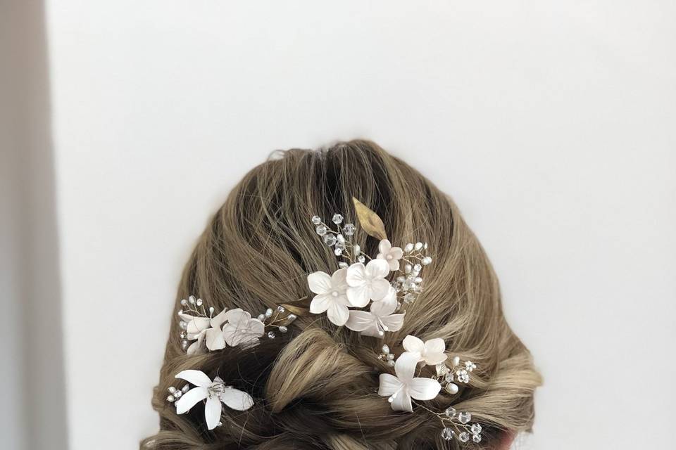 White flowers on hair
