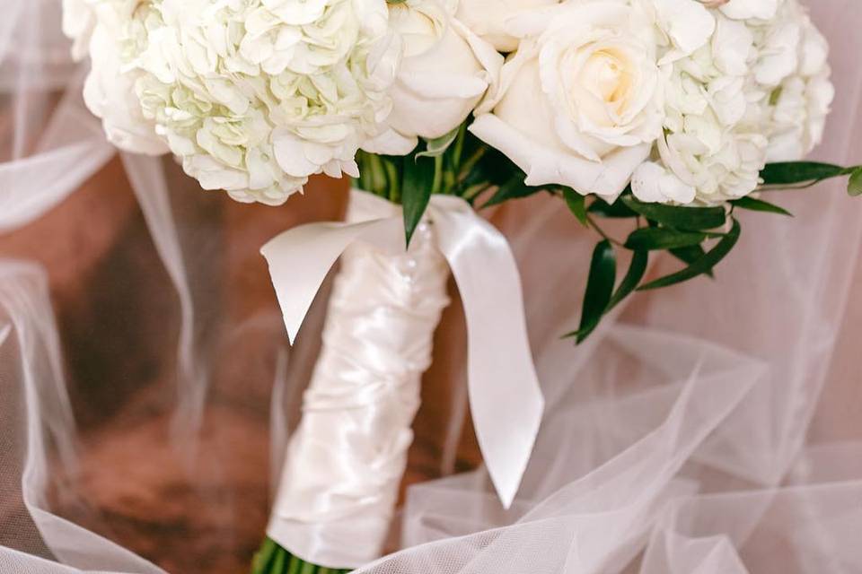 All white bridal bouquet