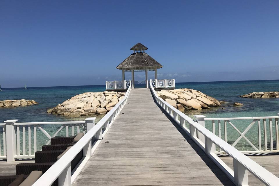 Wedding over ocean