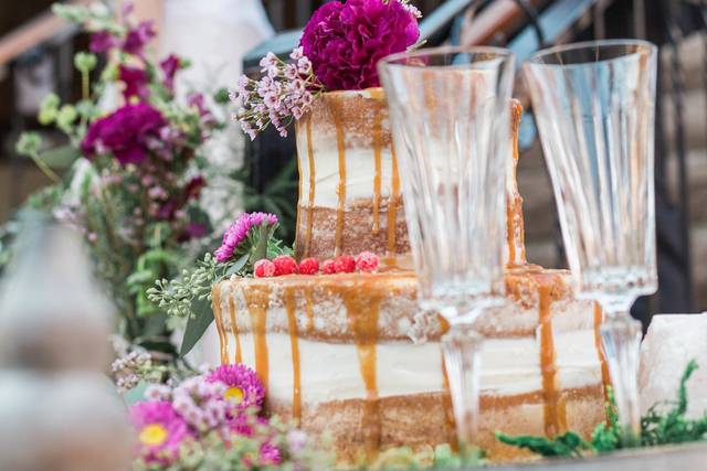 2 layered wedding cake and glasses