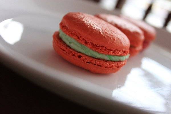 One of our absolute favorite things to make for any occasion: The traditional French Macaron!