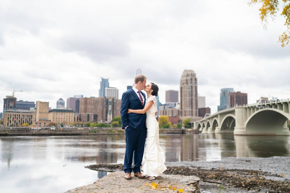 Kiss in front of Minneapolis
