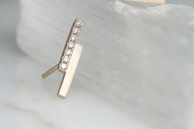 Lighting diamond bar studs