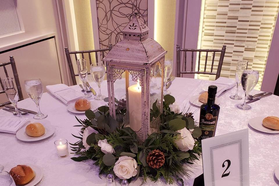 Low centerpieces with lantern