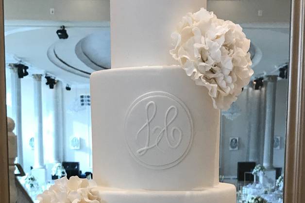 Cylinder cake with white peonies