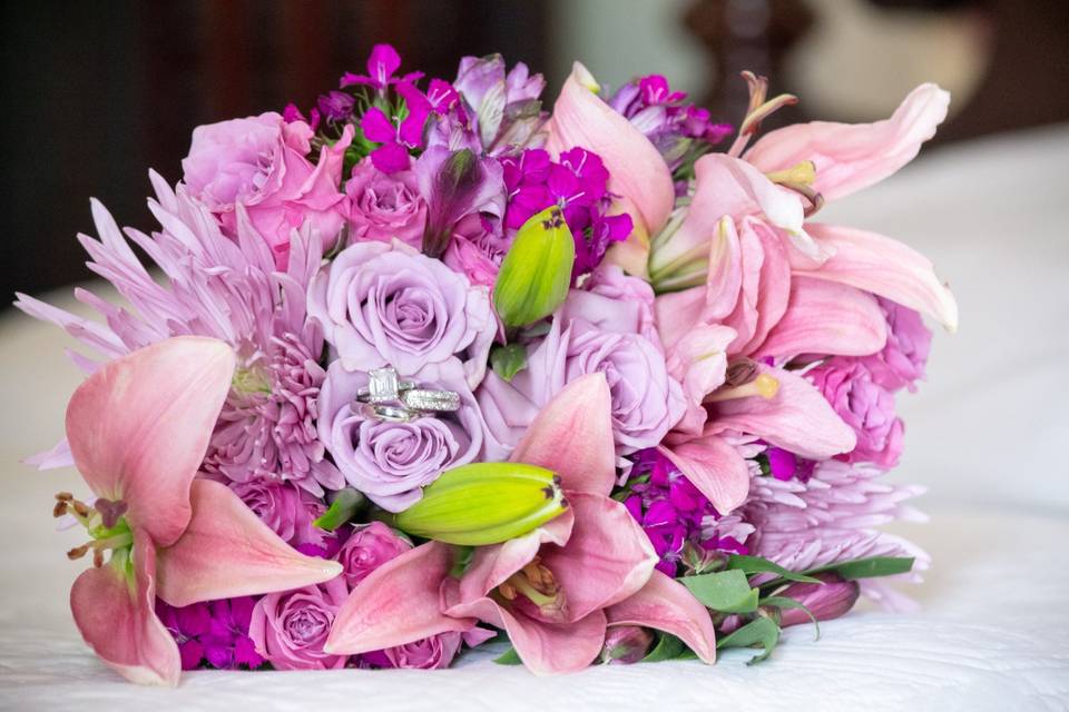 Bridal bouquet and rings