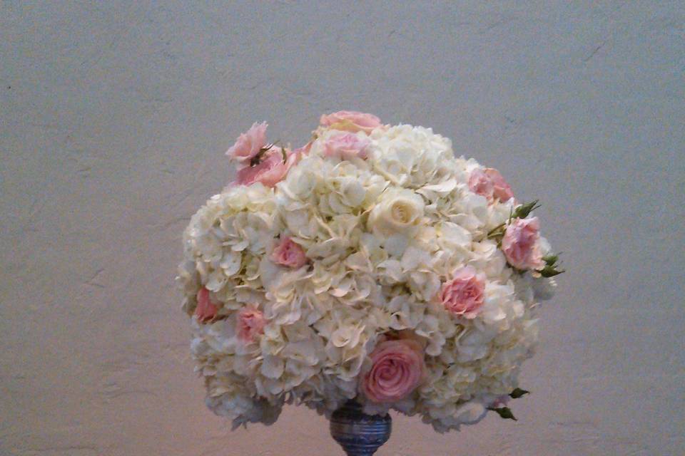 White and pink flower centerpiece