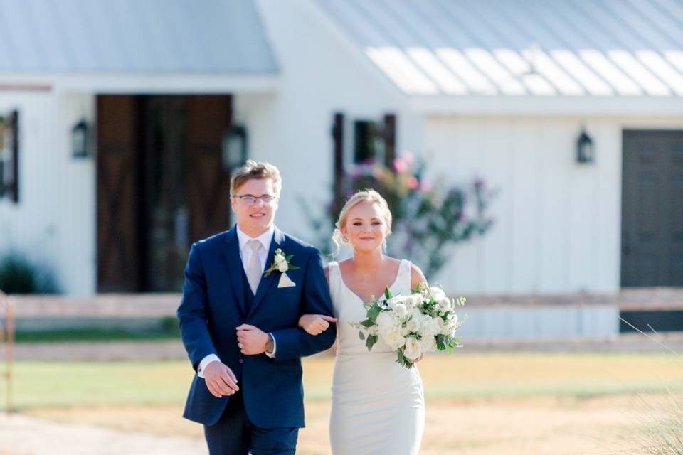 Sneak Peek, Kaitlyn + Jonathan's Five Oaks Farm Wedding