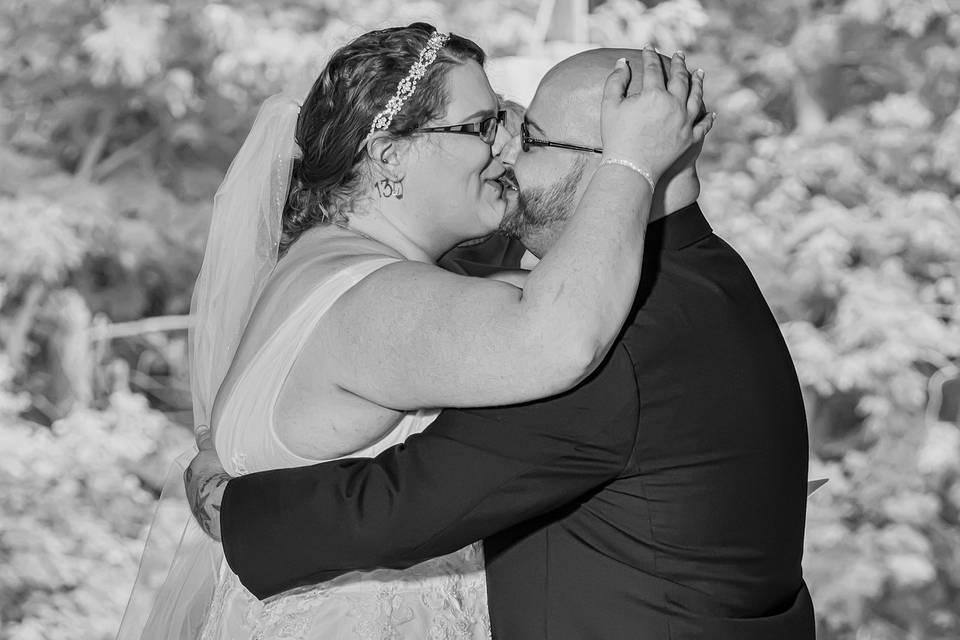 Alexis and Chris share their first kiss as husband and wife! This image may not be reproduced without the expressed written consent of Donnie Dahlen Photography.