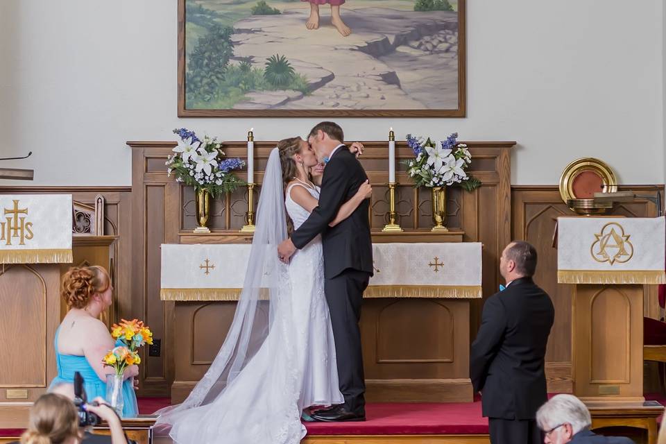 Ashley and Ryan's first kiss as husband and wife! This image may not be reproduced without the expressed written consent of Donnie Dahlen Photography.