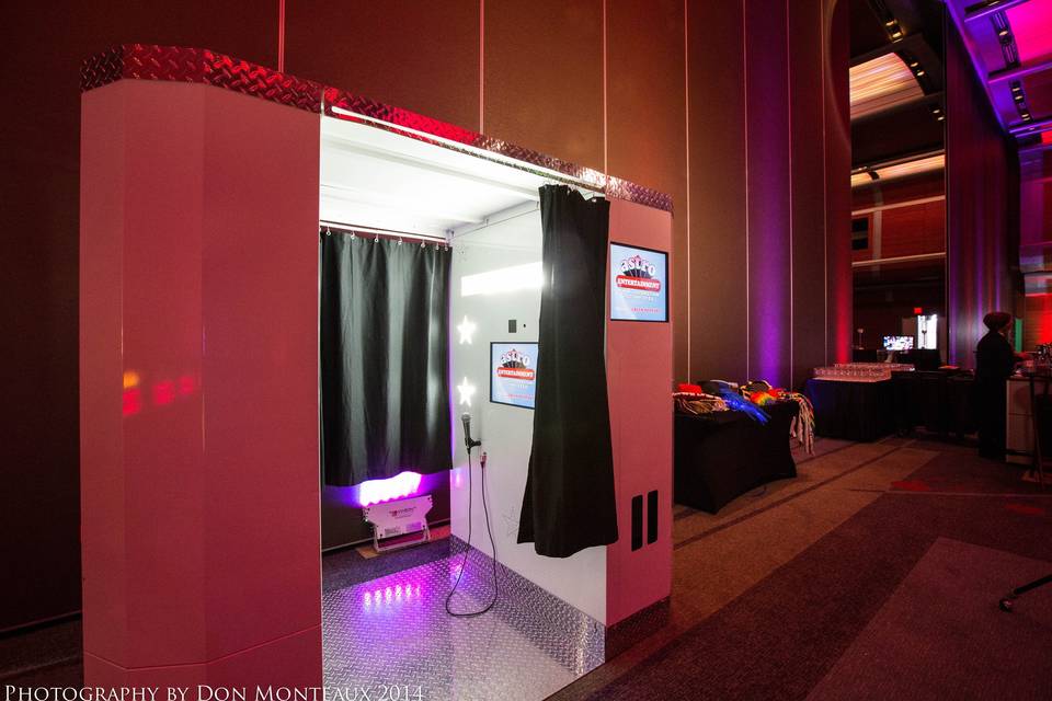 Astro Entertainment has 3 types of photo booths:  Stand Up, traditional sit-down and the King-sized Elite Booth seen here!  All photo booths are also video capable!