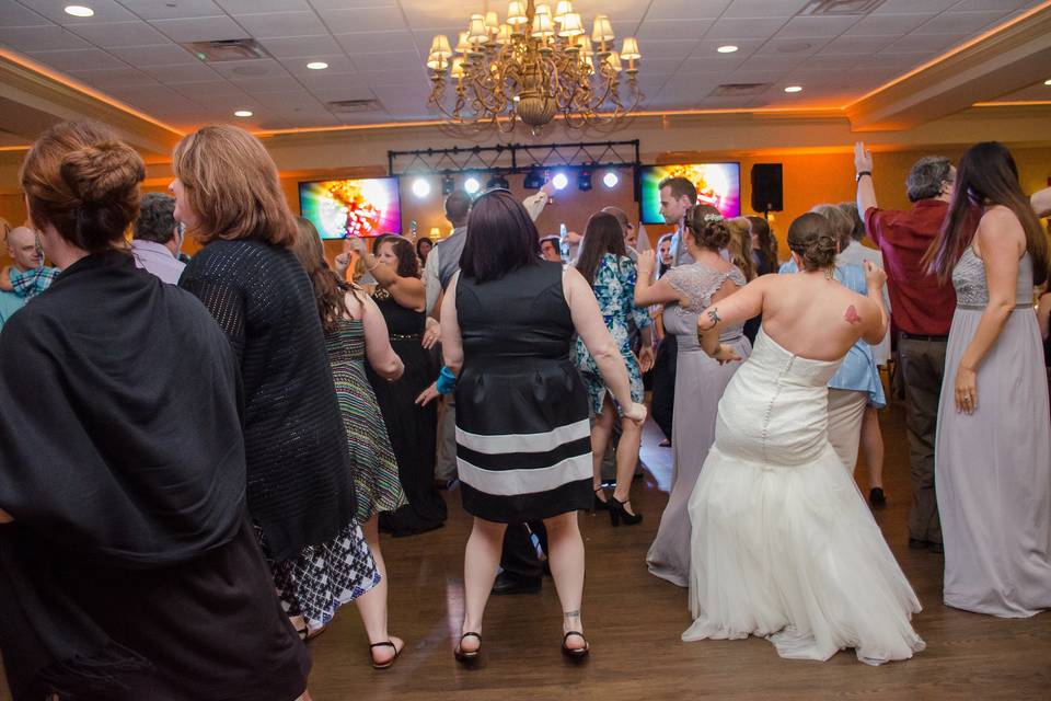 Packed dance floor | Photo Credit Hannah Rose Photography