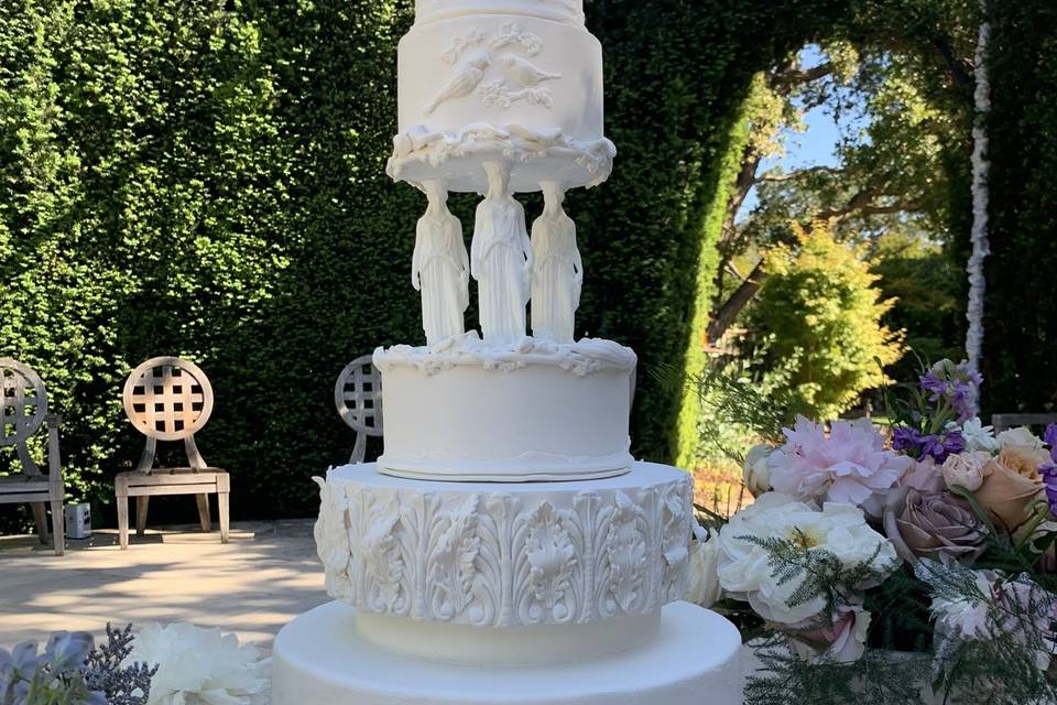 Fresh flowers on fondant