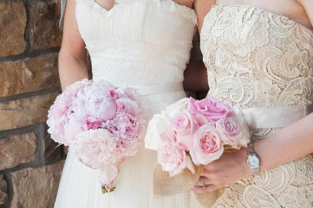 Jenna & Sis
@ The Aerie
Photo by Dayna Schroeder Photography
Flowers: Pink Peonies & Garden Roses