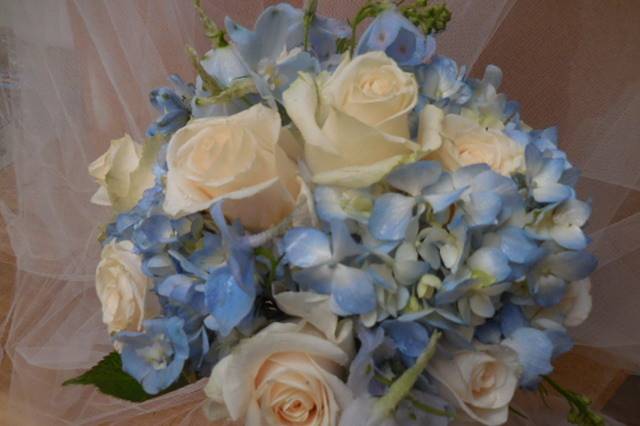 Blue hydrangea, ivory roses