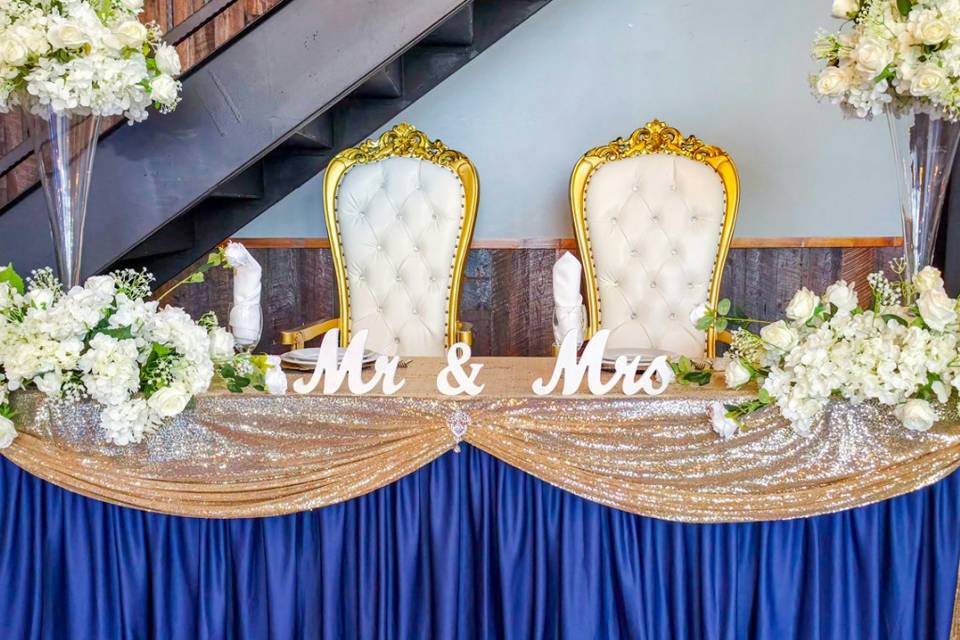 Sweetheart table decor w/ flow