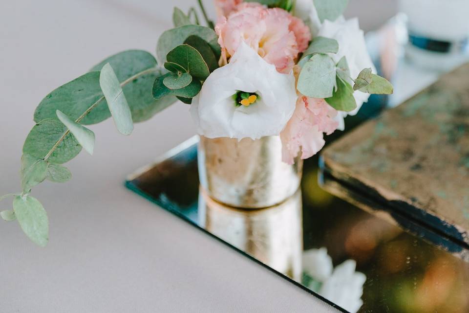 Delicate centerpiece details