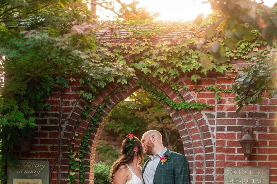 Wedding day kisses