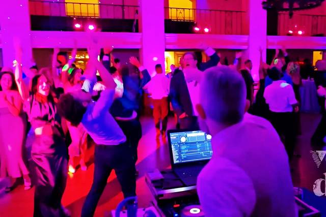 DJ Esquire hyping the crowd