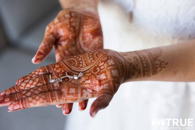 Dimpsi Mehndi