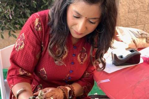 Dimpsi applying henna