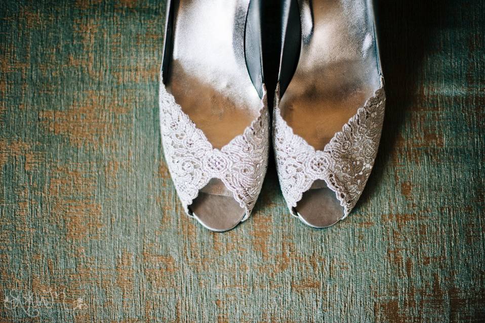 Bridal shoes - Photo: Neal and Saskia Photography