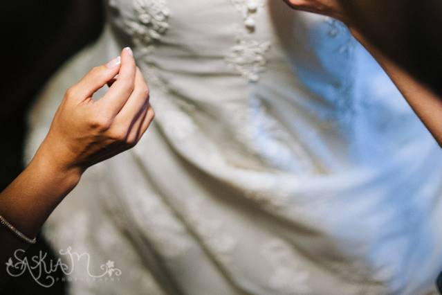 Bride getting ready  - Photo: Neal and Saskia Photography