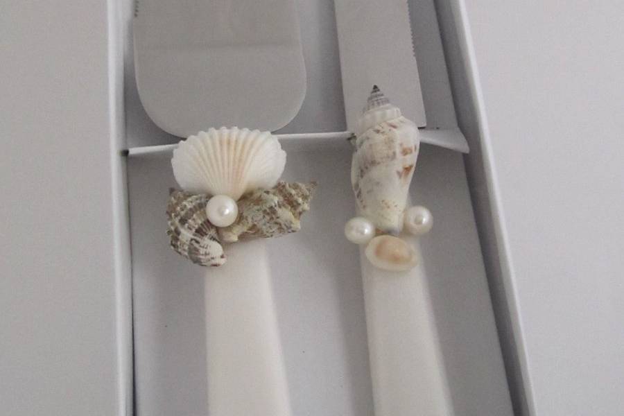 Seashell  cake  server  set - $9.95  per  setFaux  mother  of  pearl  stainless  steel  cake  server  sethand  decorated  with  real  seashells  and  pearls.Perfect  for  a  beach  wedding!