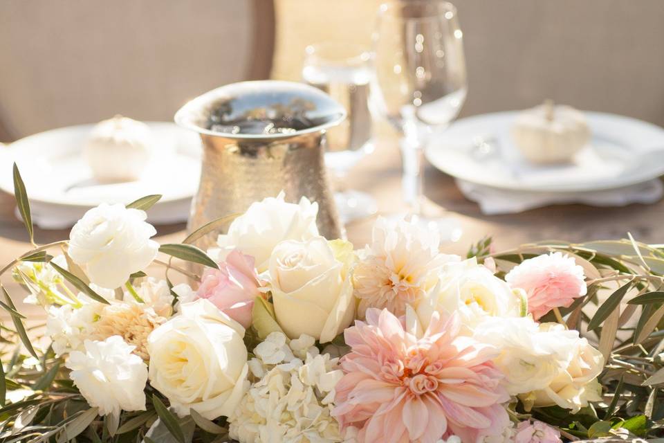 Head table centerpiece at Hammersky Vineyards