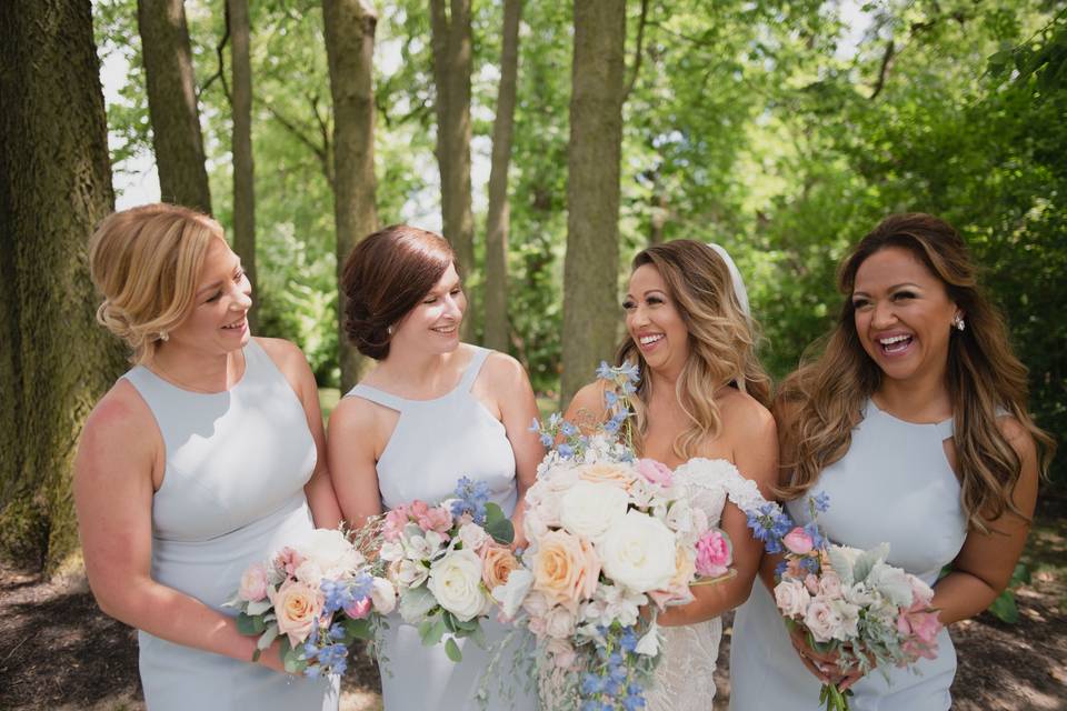 Bridesmaidsin blue with bride