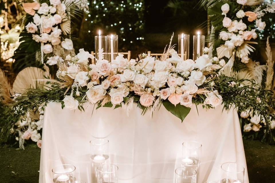 Sweetheart table with arch