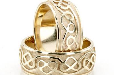 A true symbol of love, this 7mm wide Celtic wedding ring set has symmetrical heart knots all around. This wedding band is also available in 8, 9, 10mm. The band is high polished.
