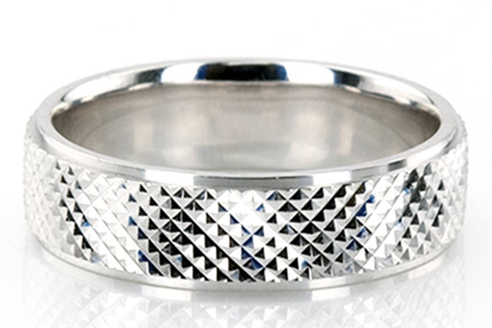 A gorgeous wedding band! This 6mm wide Carved Design ring has many bright cuts at the center, which create a fish scale look. Each side of the band is high polished.