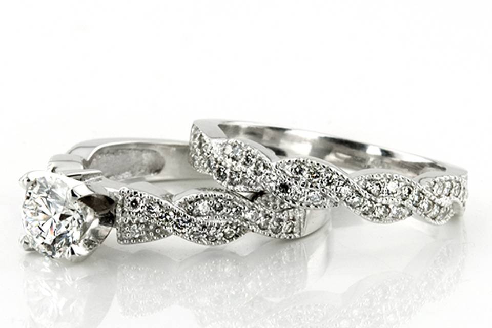 This engagement ring is available in white gold, yellow gold, platinum or palladium.