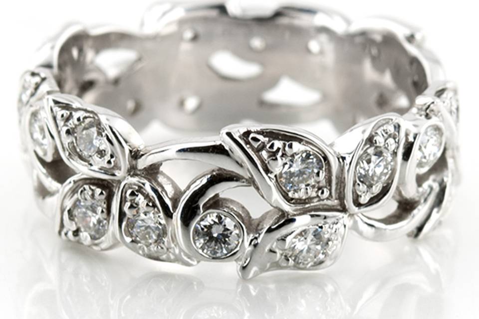This item is available in white gold, yellow gold, platinum or palladium.
