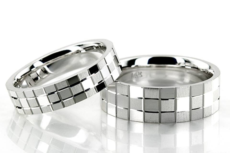 A sturdy design, this 7mm wide Basic Designer wedding band set has three rows of squares all the way around. This wedding band is also available in 5, 6, 8mm. Squares are cross-satin and high polished, following one another