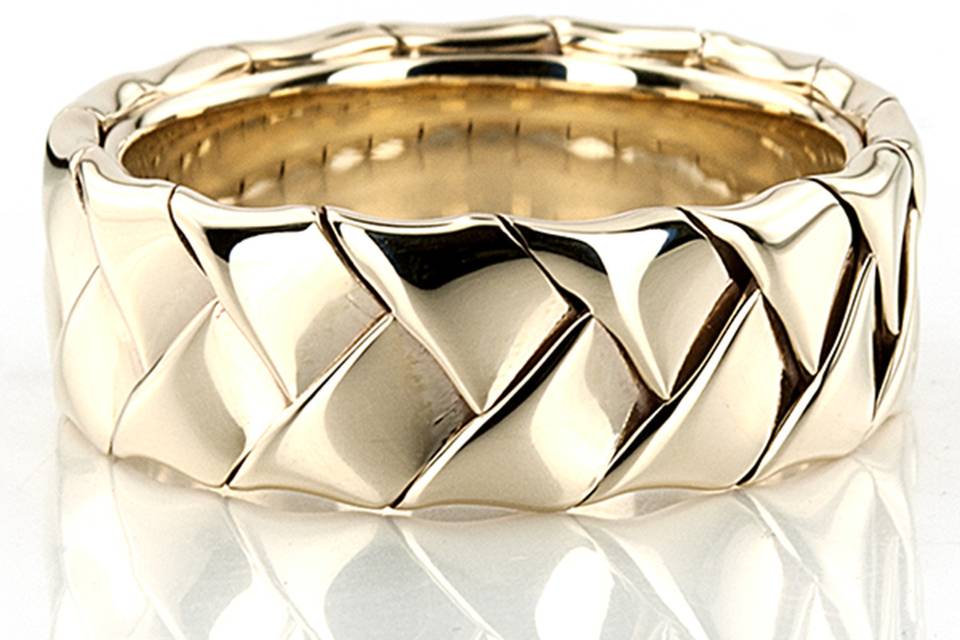 A chic style, this 7mm wide Hand Woven wedding band consists of a beautiful wide braid. This wedding band is also available in 5, 6, 8mm. The band is high polished.