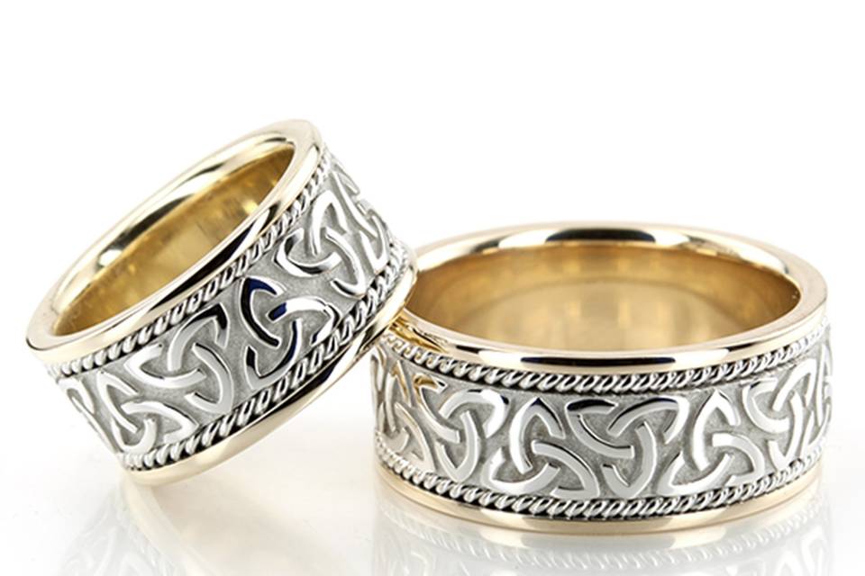 This lovely Knot design Celtic wedding band set has two small braids on each side of the center part. This wedding band is available in 10, 11, 12mm. The band is high polished.
