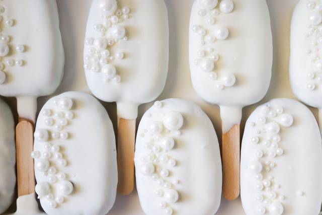 Bridal cakesicles