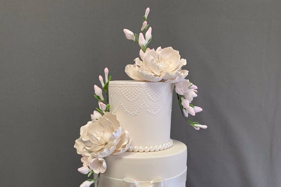 Ivory & white wedding cake