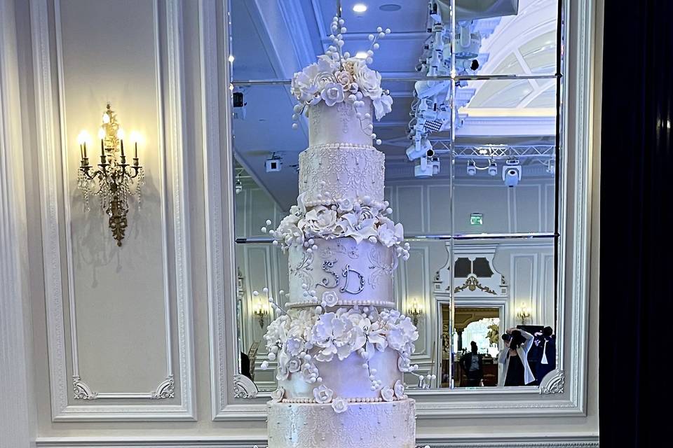 Exquisite wedding cake