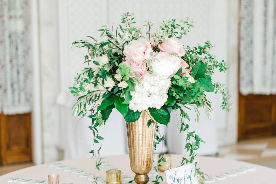 Blush & white centerpiece