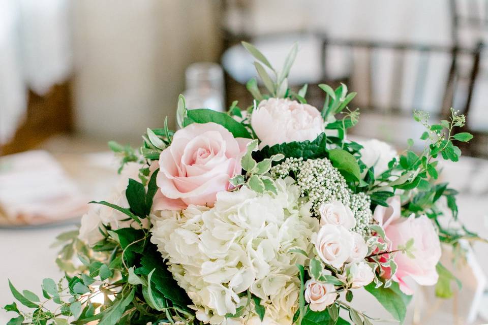 Blush & white centerpiece