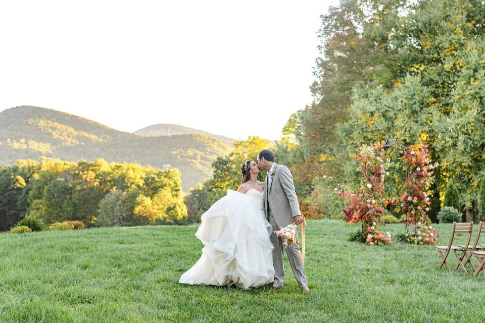 Couple kissing at the knoll