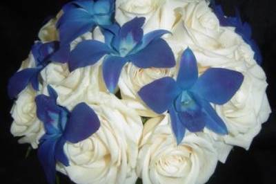 CLUTCH - WHITE ROSES & BLUE TINTED SONYA ORCHIDS