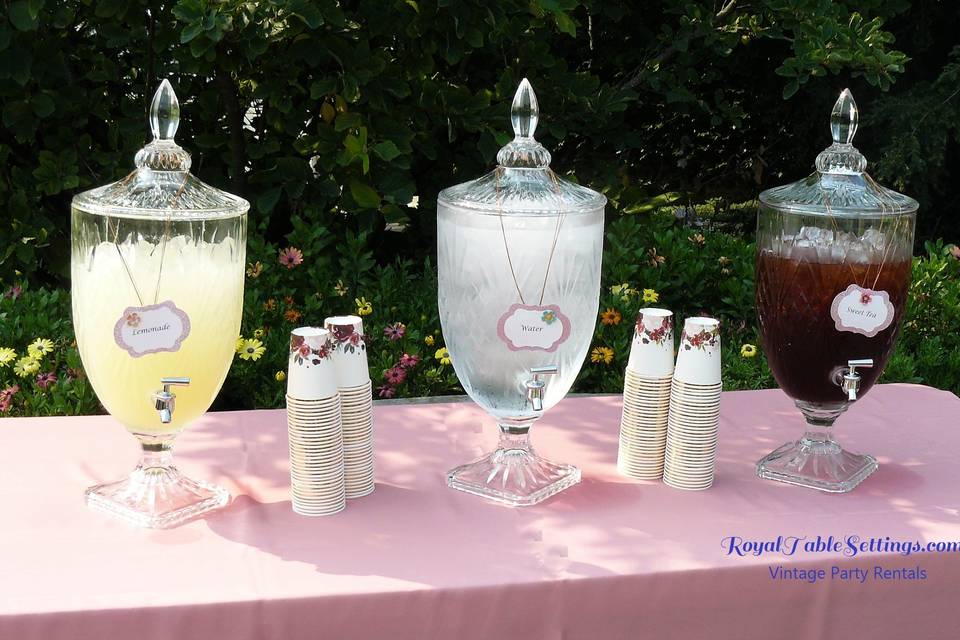 https://cdn0.weddingwire.com/vendor/739500/3_2/960/jpg/crystal-beverage-dispenser-party-rentals-by-royal-table-settings-v1s_51_1005937-163417779780486.jpeg