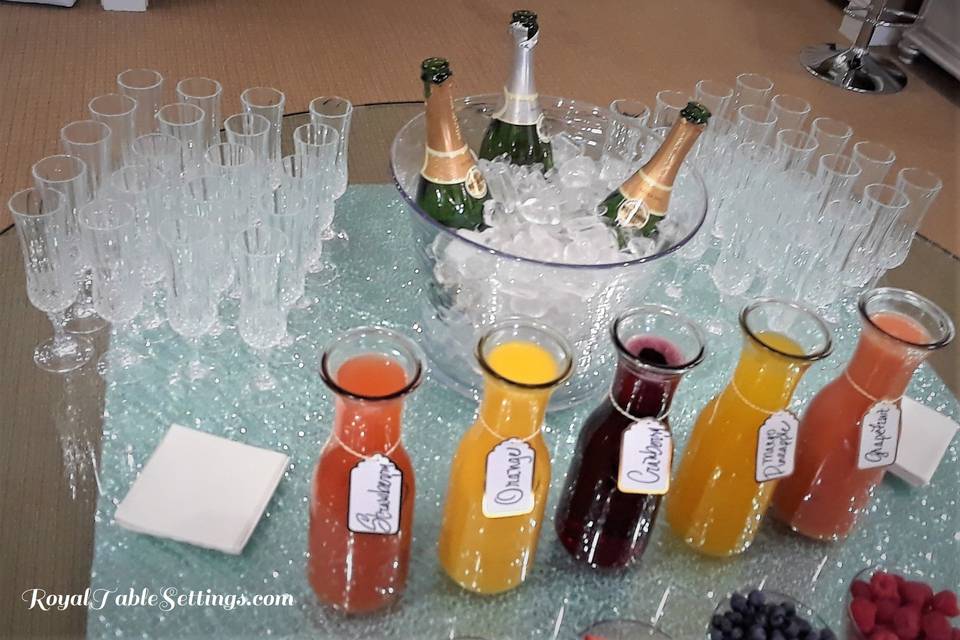 https://cdn0.weddingwire.com/vendor/739500/3_2/960/jpg/rts-crystal-champagne-glasses_51_1005937-163417758582109.jpeg