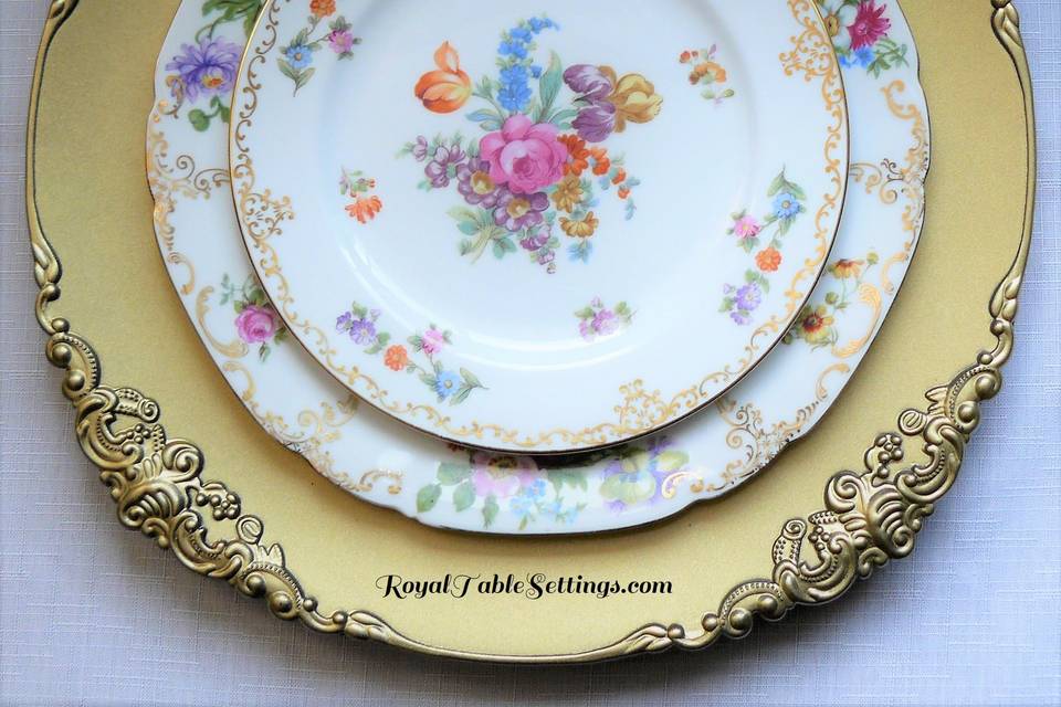 https://cdn0.weddingwire.com/vendor/739500/3_2/960/jpg/victorian-gold-charger-with-vintage-plates-by-royal-table-settings-v2s_51_1005937-163417914842833.jpeg