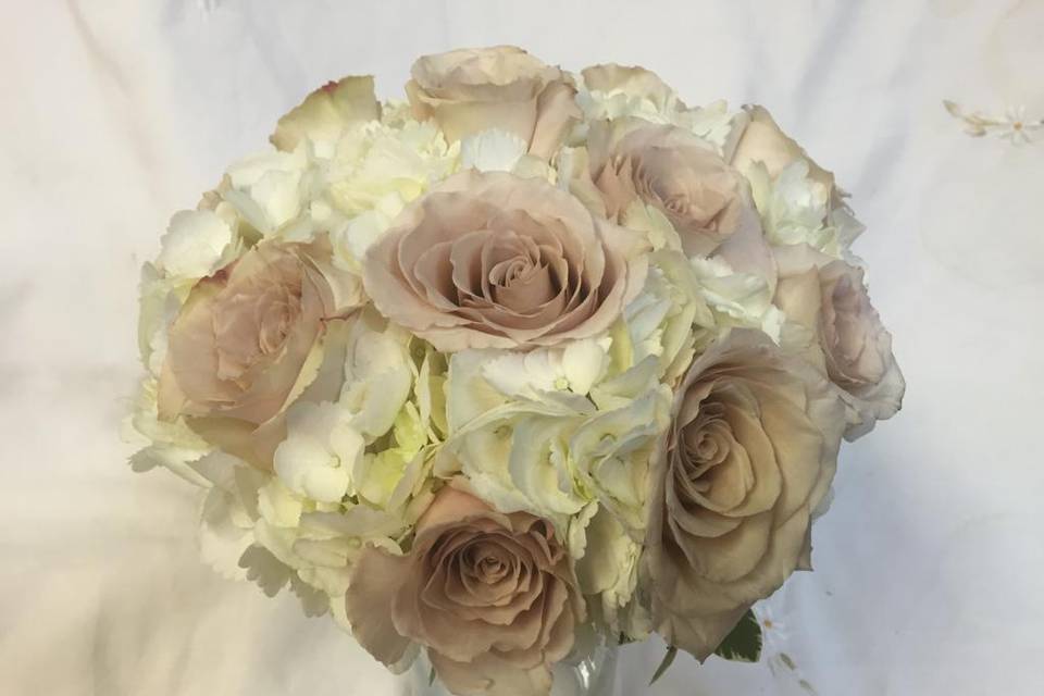 Pale roses and white hydrangea