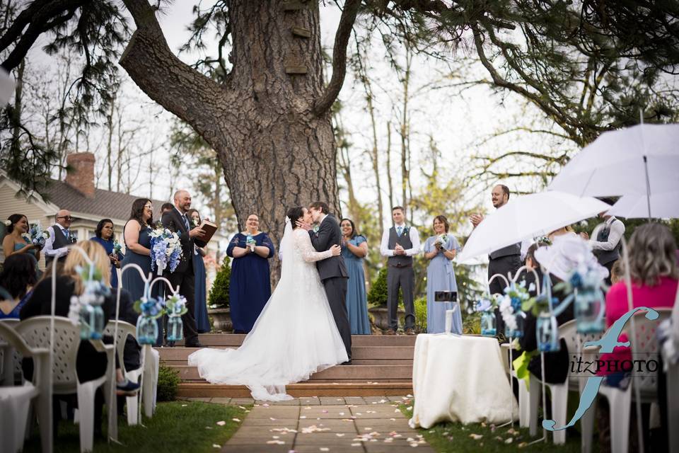 Rainy wedding kiss